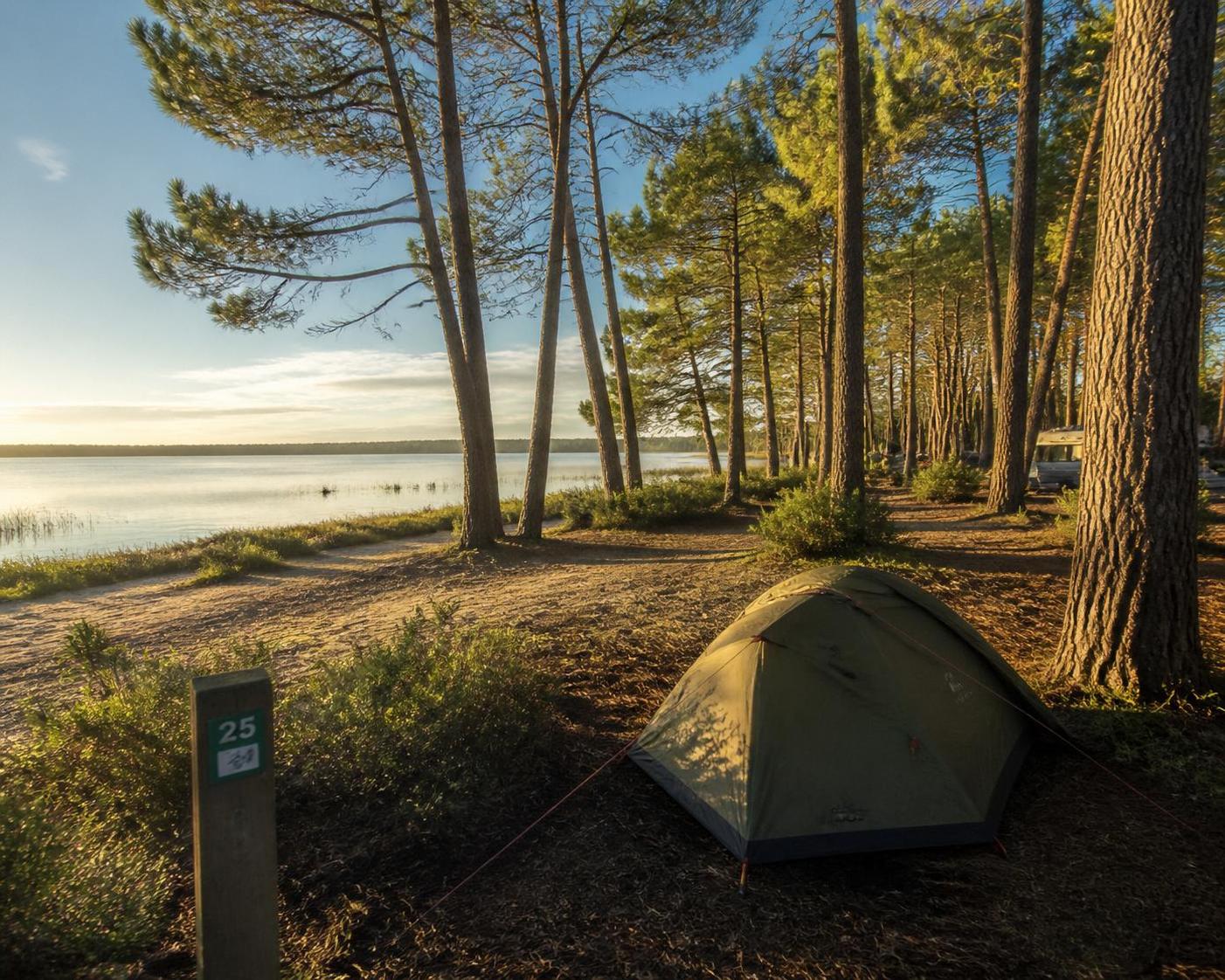 découvrez les meilleurs campings au lac sanguinet pour des vacances inoubliables en pleine nature. choisissez le site idéal pour profiter du cadre naturel, des activités en plein air et du calme du lac.