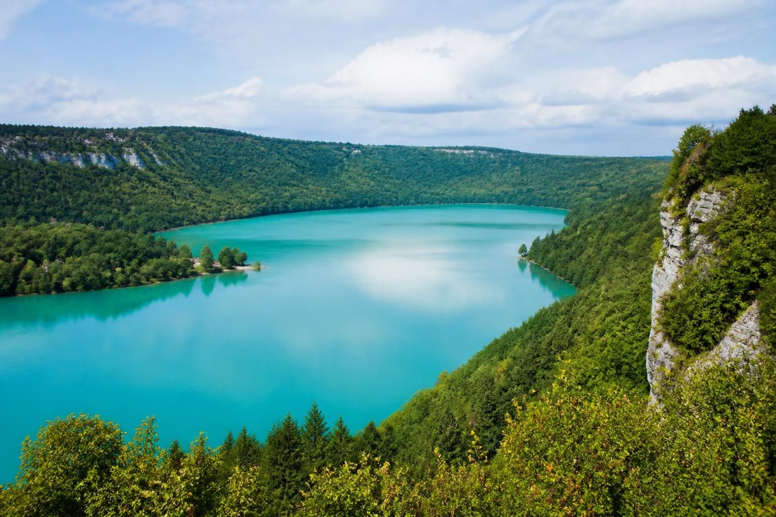 découvrez pourquoi le domaine de chalain captive les passionnés de nature et d'histoire, offrant un cadre exceptionnel alliant paysages préservés et richesses patrimoniales.