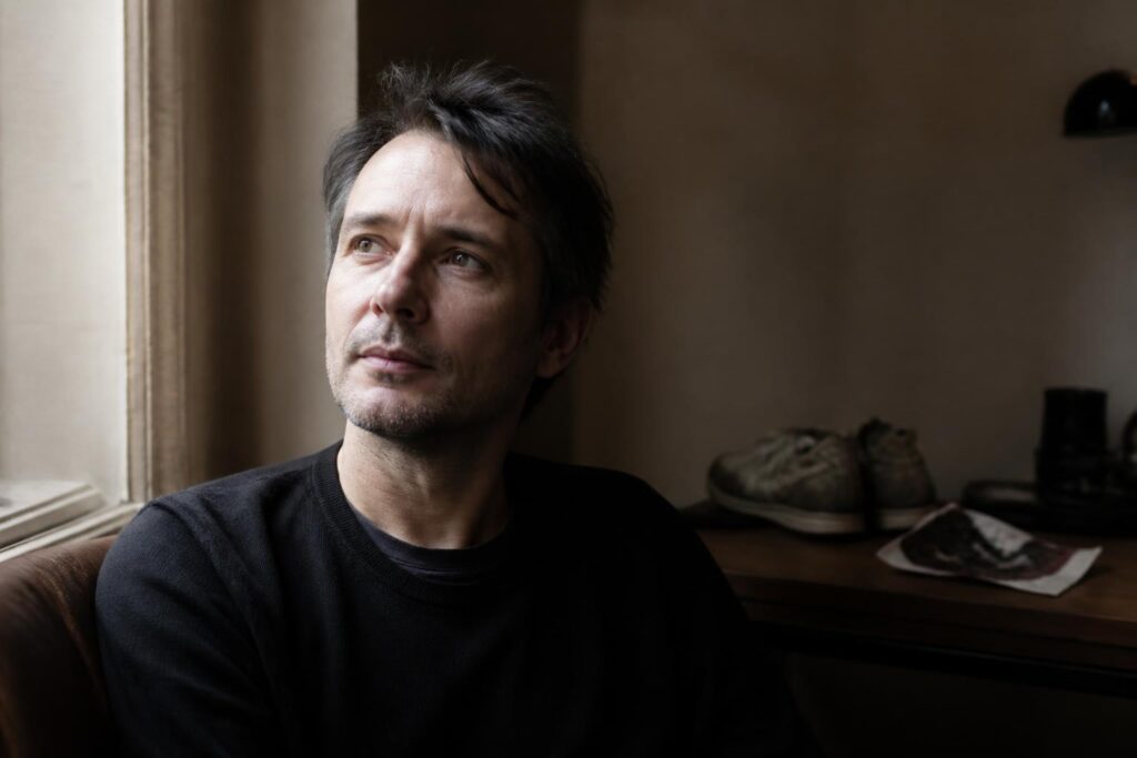 découvrez le témoignage poignant du chanteur de louise attaque, qui partage son combat intime contre le cancer avec courage et sensibilité.