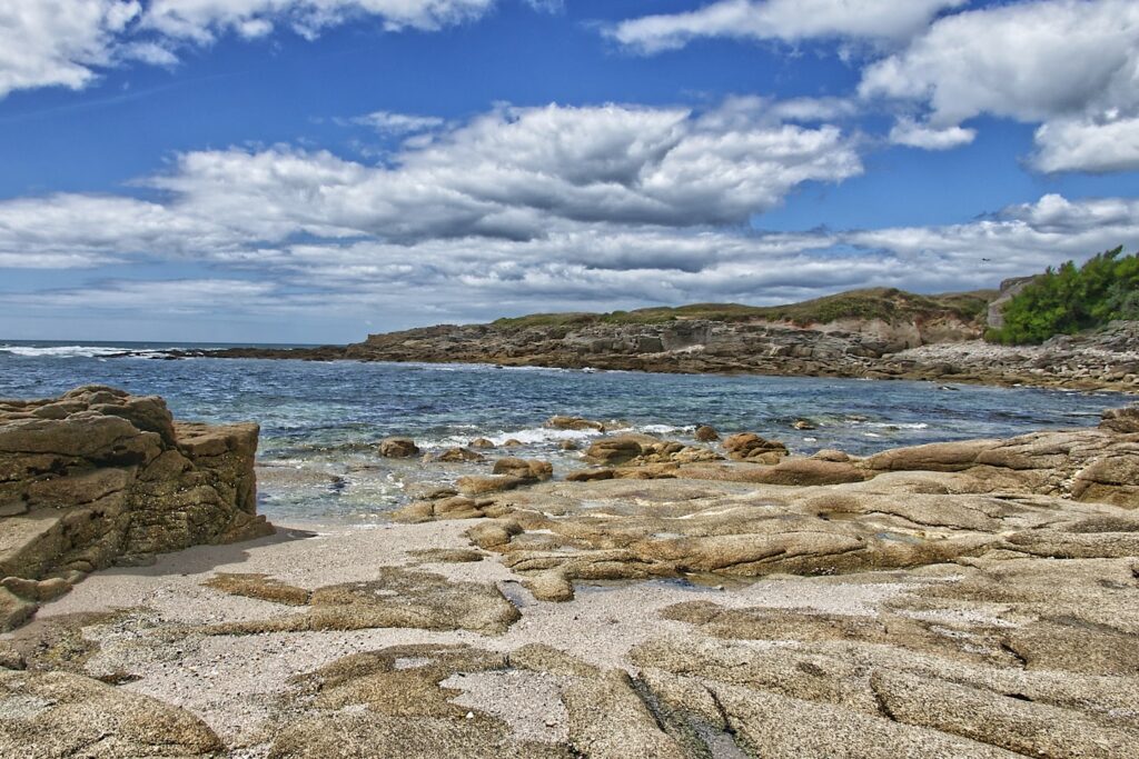 La plage des Kaolins tient son nom et sa couleur blanche des carrières situées en retrait de la plage. Une partie est réservée aux naturistes.