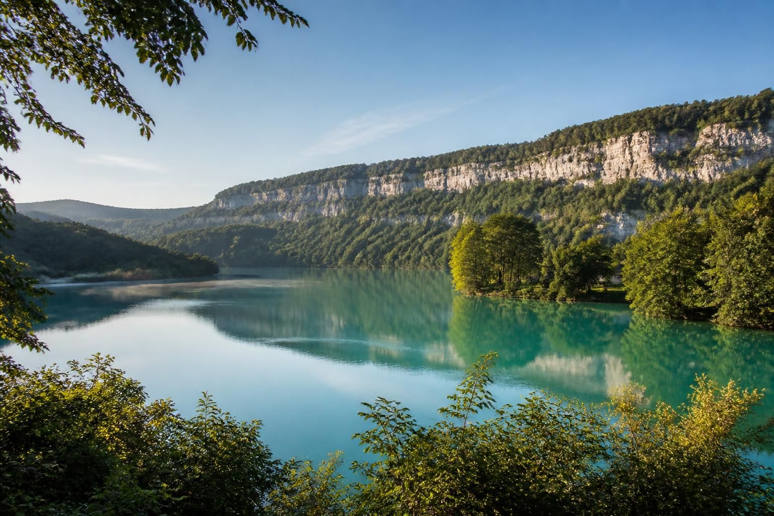 découvrez pourquoi le domaine de chalain charme les passionnés de nature et d’histoire grâce à ses paysages préservés, son patrimoine riche et ses activités culturelles uniques.