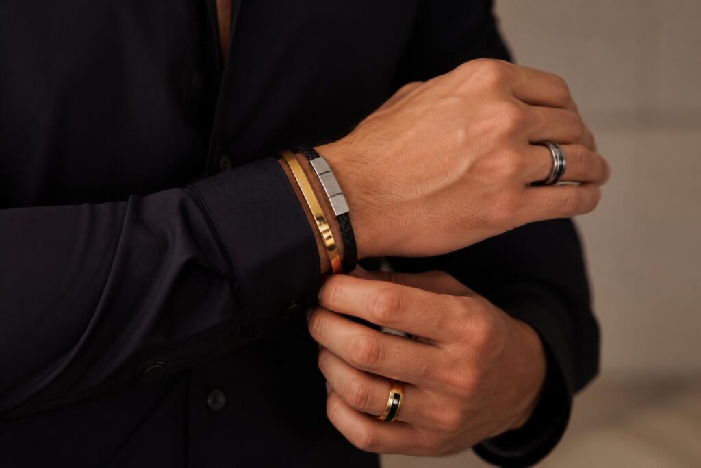 découvrez notre collection de bijoux homme de luxe, avec des bracelets et bagues tendance alliant élégance et style contemporain.