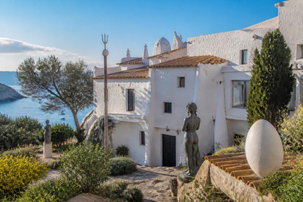 découvrez la maison-musée salvador dalí à portlligat : explorez la demeure unique de l'artiste, profitez de photos inspirantes et lisez les avis des visiteurs pour préparer votre visite.