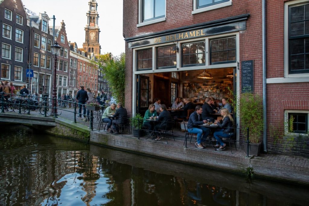 découvrez les meilleurs restaurants typiques d'amsterdam au centre-ville où déguster une cuisine authentique et abordable. guide pratique pour bien manger sans se ruiner.